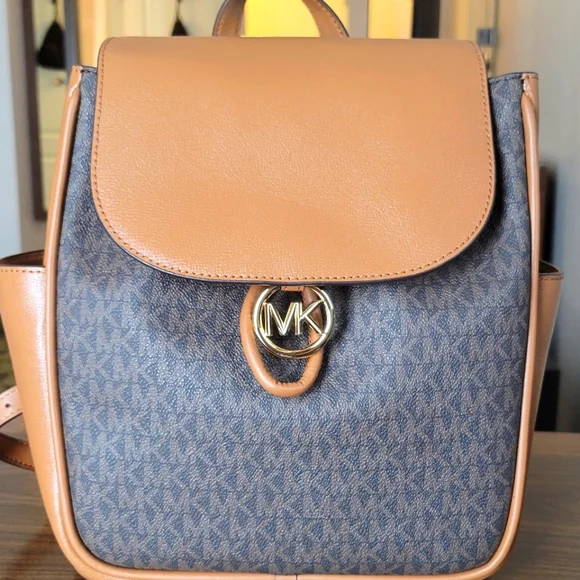 Backpack - Picture 4 of 8